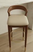 Tabouret de bar en teck de style ferme moderne et technique du milieu du siècle, au design durable, pour salon, maison, hôtel et événements.