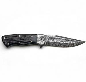 Cuchillo de Hoja Fija de Acero de Damasco Hecho a Mano con Mango de Cuerno de Ciervo Negro, Herramienta para Exteriores y Uso General - Product Image 1