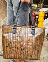 Sac à bandoulière vintage en cuir véritable pour femme - Léger, spacieux, avec chaîne, multi-usages pour le shopping et les voyages, fabriqué au Maharashtra