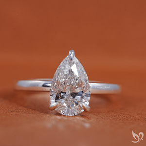 Anillo de Compromiso con Diamante Cultivado en Laboratorio, Corte Pera, 2CT, Certificado por IGI |   Anillo solitario de oro macizo de 10 quilates con halo oculto - Product Image 1