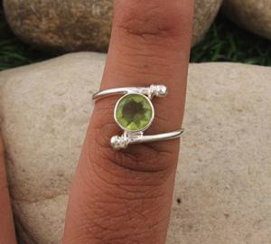 Bague Minimaliste en Argent Sterling 925 avec Pierre Précieuse Péridot Naturel Vert Olive Délicat, Pierre de Naissance d'Août, Cadeau de Fiançailles et de Fête - Product Image 1