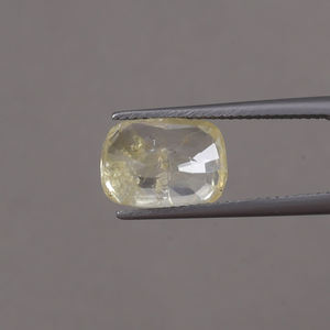 ไพลินสีเหลือง ได้รับการรับรองจาก IGI เกรด AAA พลอยแท้ธรรมชาติ ขนาด 12x9 มม. รูปทรงคุชชั่น น้ำหนัก 7.06 กะรัต แบบเม็ดเดี่ยว เปลี่ยนสีได้ ผ่านการเคลือบน้ำมัน - Product Image 3