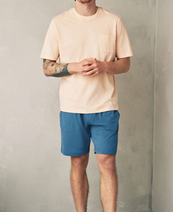 เสื้อยืดคอกลมสีพีชสไตล์ใหม่สำหรับผู้ชาย มีกระเป๋า ผ้าถักเนื้อคอตตอนสีพื้น ชุดลำลองใส่สบายสำหรับฤดูร้อน พร้อมกางเกงขาสั้นสีน้ำเงิน - Product Image 1