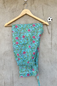 Ensemble de pyjama d'été en coton floral pour femme, bleu turquoise, imprimé bloc, vêtements de nuit écologiques, loungewear doux à fleurs roses, boutonné - Product Image 4