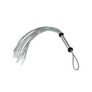 Fouet en cuir avec bandes tressées blanches et poignée en anneau métallique - Product Image 1