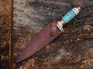 Couteau de chasse Bowie à lame fixe en acier Damas, personnalisé, fait main, multifonctionnel, pour le camping, avec manche en résine et laiton, et étui en cuir - Product Image 3