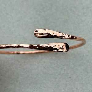 กำไลข้อมือทองแดงทำมือสไตล์โมเดิร์นสำหรับผู้ชาย ทองแดงแท้ คุณภาพสูง - Product Image 4