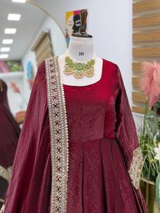 Traje Anarkali Tradicional Borgoña con Bordado, Dupatta de Red, Manga Larga, Largo hasta el Suelo, Ropa India/Pakistaní para Bodas y Fiestas - Product Image 2