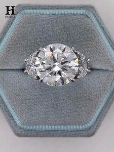 Bague de fiançailles de luxe en or blanc 14 carats avec trois diamants de laboratoire taille brillant ronds et diamants latéraux demi-lune - Product Image 1