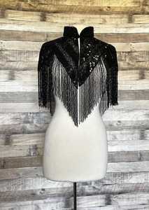 Cape d'épaule de luxe argentée, perlée à la main, avec longues franges à pampilles et broderies complexes, pour scène nuptiale ou stylisation mode - Product Image 4