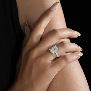 Anillo de Diamante Moissanite LGD Elegante y de Alta Gama para Mujer, Joyería de Compromiso Atemporal con Acabado Pulido, Disponible para la Venta - Product Image 5