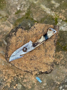 Cuchillo de caza OEM Wirecut de acero de Damasco, tipo Skinner, con mango de asta de ciervo, gancho para desollar, hoja fija, para camping, actividades al aire libre y EDC, con funda de cuero - Product Image 6