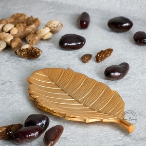 Plateau décoratif élégant en feuille d'or pour un accent de table élégant et un service moderne à la maison - Product Image 1