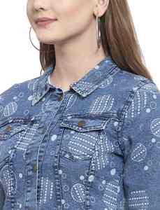 Una combinación de estilo clásico vintage y moda urbana contemporánea hace que estos sean los artículos de tops de mezclilla para mujer más vendidos. - Product Image 2