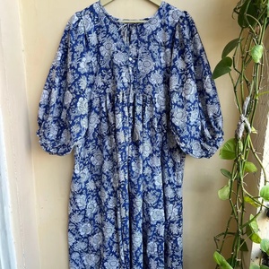 เดรสแม็กซี่ลำลองพิมพ์ลายด้วยมือสำหรับฤดูร้อนสำหรับผู้หญิง ผ้าฝ้าย 100% เสื้อคลุมอินเดีย คอวี แขนยาว ลายดอกไม้ เดรสแม็กซี่ยาว - Product Image 1