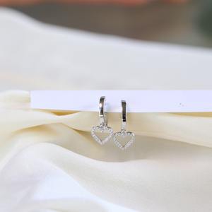 Pendientes de Aro Huggie con Corazón de Oro Sólido de 14K, Minimalistas, Pequeños, con Moissanita y Diamantes Engastados en Pavé, Joyería Fina - Product Image 5