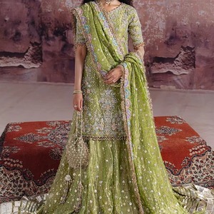 Vestido de novia pakistaní premium en rosa polvoriento y lavanda, lehenga choli nupcial escultural con hombros estructurados y acolchados. - Product Image 6