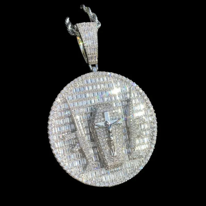 Pendentif Disque Croix Double Pistolet en Moissanite Argentée 55mm, Collier Hip Hop Tendance, Bijou de Luxe Doré, Cadeau en Moissanite Argentée - Product Image 4