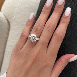 Impresionante Anillo de Compromiso de Tres Piedras con Diamante Cultivado en Laboratorio de 5 Quilates E VVS2, Oro Blanco de 18K, Piedras Laterales Cónicas Tipo Baguette, Moderno, Certificado IGI - Product Image 3