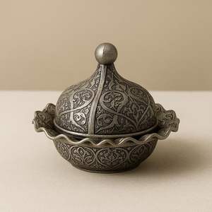 Cúpula plateada para postres de Ramadán con adorno de estrella y media luna - Plato de metal martillado para dulces de 14 cm de altura - Product Image 4