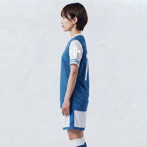 Camiseta de Fútbol Femenina con Logotipo Blanco, Manga Corta, Cuello en V, 100% Poliéster, Corte Regular, Cierre de Tirantes, por RIVIAN ATLANTIC - Product Image 4