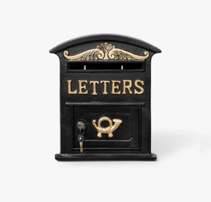 Buzón de Pared Vintage de Hierro Negro Resistente al Óxido e Impermeable, con Letras Doradas, Cerradura con Llave, Apertura Frontal, Capacidad de 10-25 Litros, Decorativo - Product Image 2