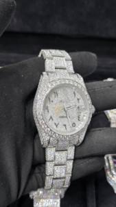 Montre Moissanite VVS à griffes multiples la plus vendue, entièrement sertie, en acier inoxydable, mouvement mécanique, cadran en verre, analogique, Charm India - Product Image 3