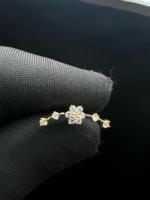 Anting-anting bunga emas 14K melengkung dengan detail bunga berlian untuk wanita