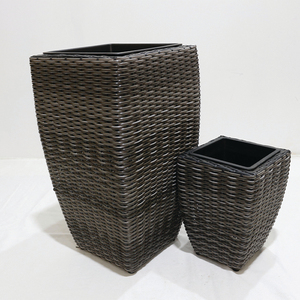 Jardinières carrées modernes en plastique pour l'extérieur, revêtement PE, pots de fleurs de jardin au design minimaliste, lot de deux - Product Image 5