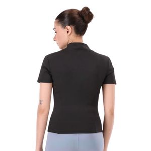 . Haut court noir ajusté à col montant et fermeture éclair sur le devant pour femme – T-shirt décontracté à col haut et coupe slim, style minimaliste - Product Image 6