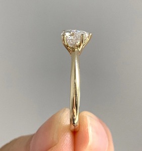 แหวนเพชรทรงหัวใจ 1 กะรัต เพชรเลี้ยงในห้องปฏิบัติการ ทองคำแท้ 14K สีเหลือง ดีไซน์ขอบเรียวบาง สำหรับหมั้น แต่งงาน และขอแต่งงาน - Product Image 6