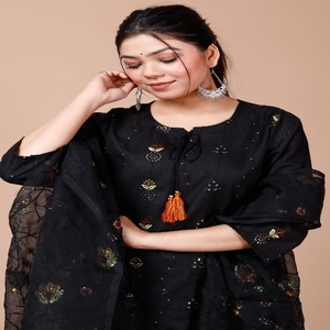 Ensemble Kurta Traditionnel en Coton Noir Élégant avec Broderie Subtile et Dupatta Transparent pour un Style Ethnique Sophistiqué Toutes Saisons - Product Image 4