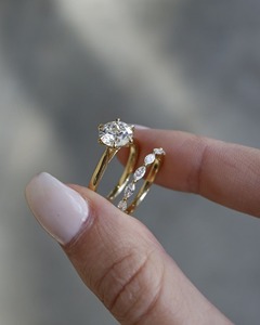 Ensemble de bagues de mariage en or jaune 14 carats avec diamant de laboratoire rond brillant de 2,40 carats, solitaire à 6 griffes et bande superposable marquise - Product Image 2