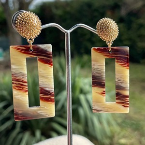 Pendientes de Resina de Moda con Diseño Rectangular Recortado, Patrón Marbrado Marrón Crema y Cuentas Doradas - Product Image 1