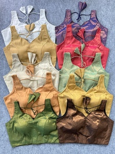 Blouse de mariage moderne et tendance, style col en V, motifs variés. Peut être utilisée avec un sari ou un lahenga, avec une manche intégrée de 10 pouces. - Product Image 6