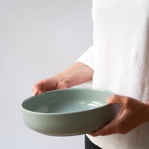 Bol de service en céramique artisanale avec glaçure olive, design discret, finition lisse, durable, sans danger pour les aliments, élégant, indispensable pour la cuisine - Product Image 6