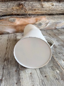 Carafe en métal blanc durable, idéale pour l'eau, les jus et l'usage domestique quotidien, au look vintage, vente en gros depuis l'Inde - Product Image 2