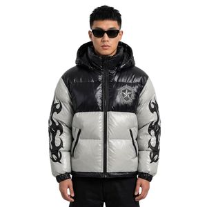Chaquetas Acolchadas Personalizadas de Poliéster 100% con Diseño de Camuflaje Monocromático Carbón, Estilo Urbano, con Capucha y Detalle Gráfico en Paneles - Product Image 4
