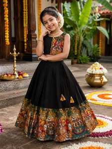 Conjunto de Lehenga Tradicional Negro de Algodón para Niñas con Borde Estampado Colorido, Impresión Digital, Corte Holgado, Largo hasta el Suelo, para Diwal - Product Image 5