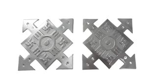 Flèche à quatre directions en laiton avec plaque Swastik pour la correction Vastu et l'énergie positive (lot de) - Product Image 4