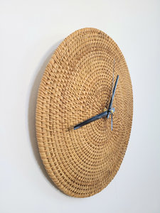 Horloge murale artisanale vietnamienne de 12 pouces en rotin, style rustique cottagecore, minimaliste, moderne, tissée naturellement, fournisseur de décoration intérieure - Product Image 5