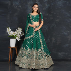 Lehenga Choli finition mousse |   Motif Zari en or fin |   Grand bordure artisanale |   Ensemble de dupatta drapé et fluide - Product Image 4