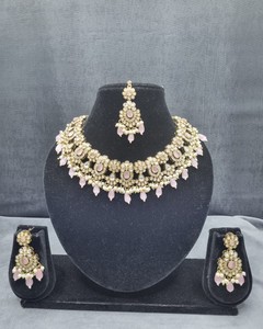 Nuevo diseño chapado en oro tradicional gota perla y piedra tachonado pendiente Mangtika gargantilla collar conjunto y conjunto de joyería para mujer - Product Image 1