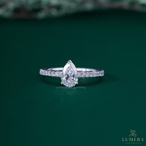 Anillo de Compromiso Solitario de Lujo con Diamante Cultivado en Laboratorio con Corte de Pera, Oro Blanco de 18K, Delicado Anillo Nupcial con Banda Pavé para Mujer - Product Image 1
