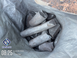 Charbon de bois noir naturel à faible teneur en fumée de bois dur Khaya en morceaux pour restaurants familiaux et barbecues en plein air - Product Image 6