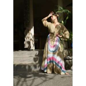 Vestido Maxi Holgado con Cuello en V y Estampado Tie-Dye, Ecológico, con Cintura Natural, para Mujer, Verano, Casual, Elegante - Product Image 1