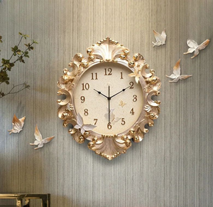 Reloj de péndulo minimalista de metal dorado con una cabeza de ciervo única y un marco curvo abstracto; disponible a precios de mayorista. - Product Image 5