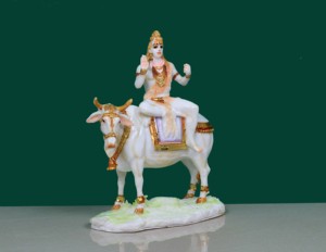 Estatua de Resina con Polvo de Mármol del Dios Shiva Montando a Nandi |   Ídolo del Dios Hindú Shiva Nandi |   Decoración Religiosa India para el Hogar, Templo, Regalo de Inauguración de Casa - Product Image 1