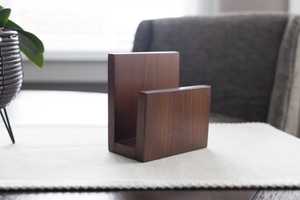 Porte-serviettes rectangulaire simple en bois avec côtés en bois foncé et base en bois clair, organiseur de serviettes pour salle à manger, cuisine, restaurant - Product Image 2