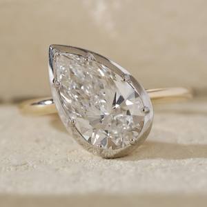 Bague pour femme en or jaune 14 carats avec diamant de laboratoire en forme de poire de 3 carats, finition mate et sertissage en or blanc, style tendance - Product Image 2